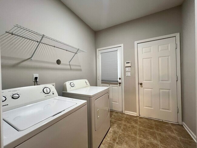 Building Photo - 154 Island Bluff Dr