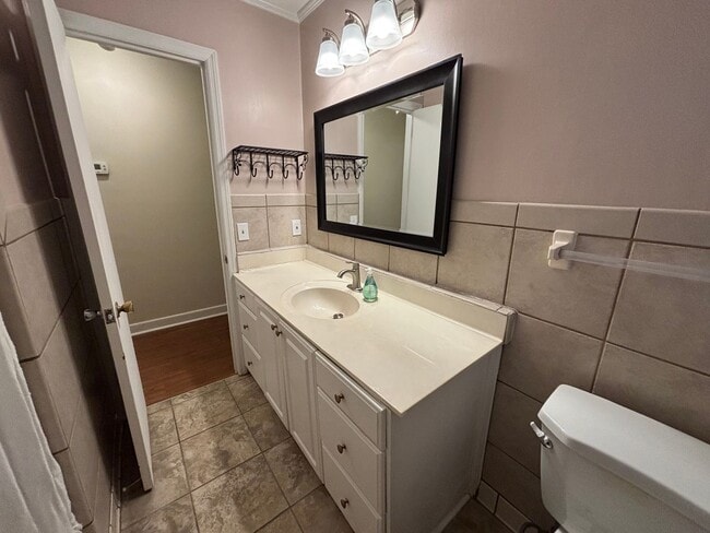 Building Photo - MOVE-IN READY IN FOREST ACRES!
