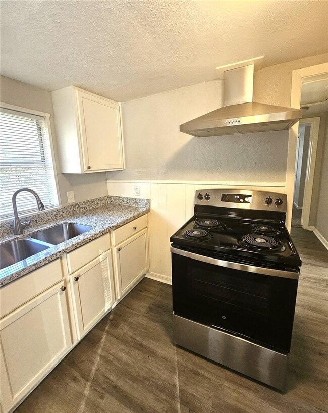 Building Photo - 2919 Letulle Ave