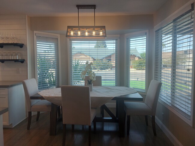 Dining area - 8879 E Friess Dr