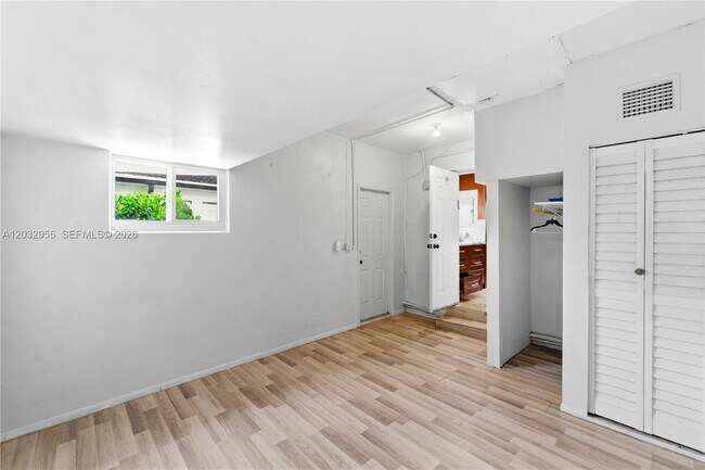 Building Photo - 719 N 31st Rd