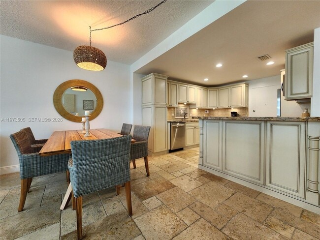 Building Photo - 3505 S Ocean Dr