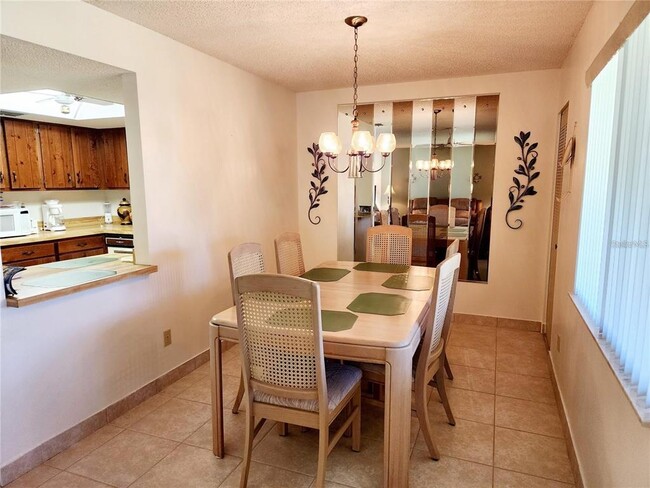 Building Photo - 552 Fairways Dr