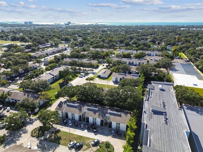 Building Photo - 3803 N Oak Dr