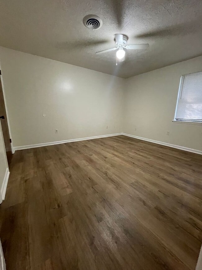 Building Photo - 102 Redstone Dr