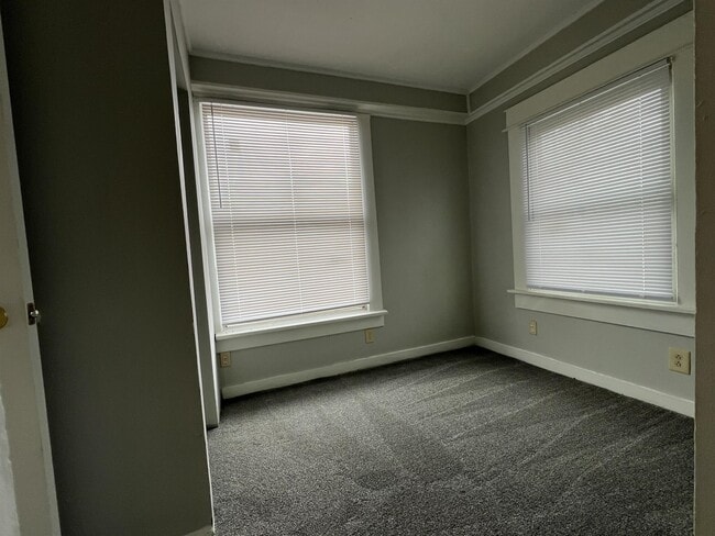 Building Photo - 106 E Main St