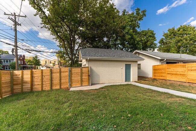 Building Photo - 601 E Delmar St