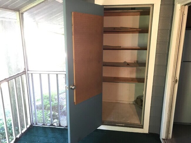 Building Photo - Convenient 2/2 Orlando Condo – Water & Garbage Included!