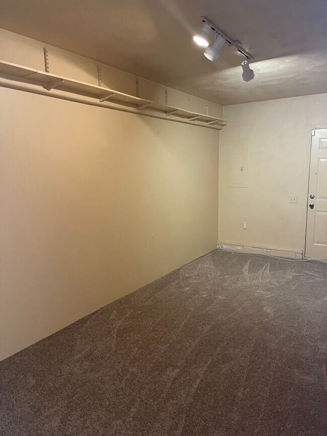 Building Photo - Lovely Lakefront Home in Virginia Beach