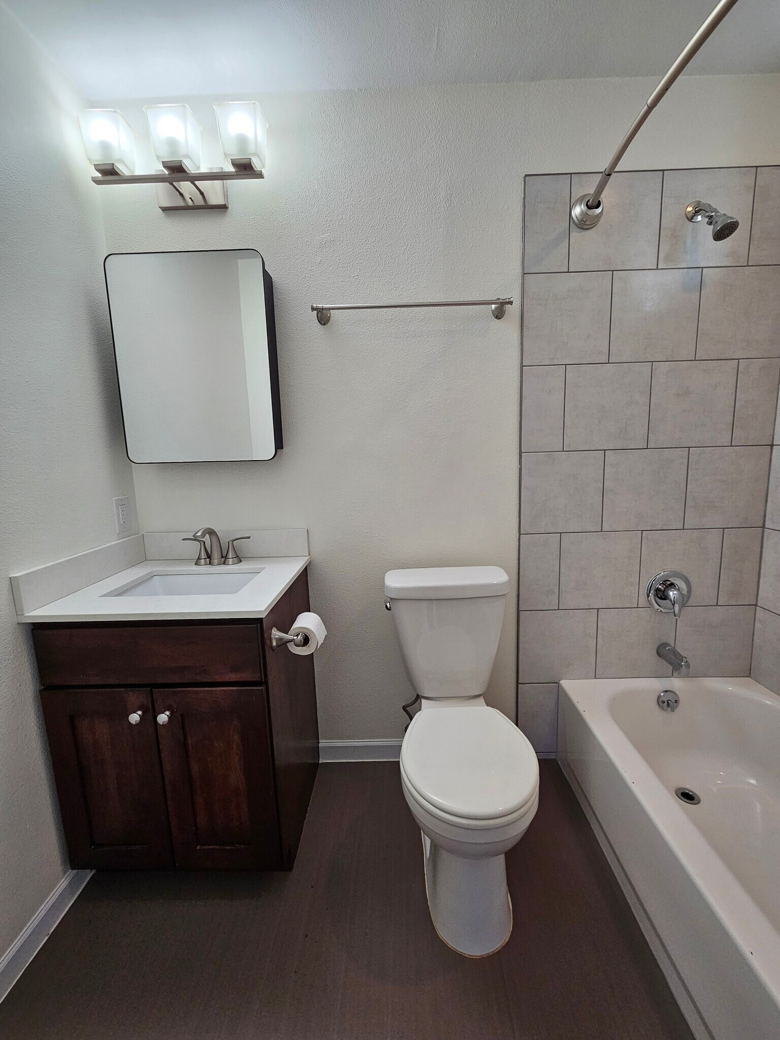 Ensuite bathroom - 1427 27th Ave