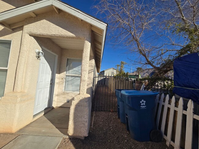 Building Photo - **Charming 2-Bedroom Home for Lease for a ...