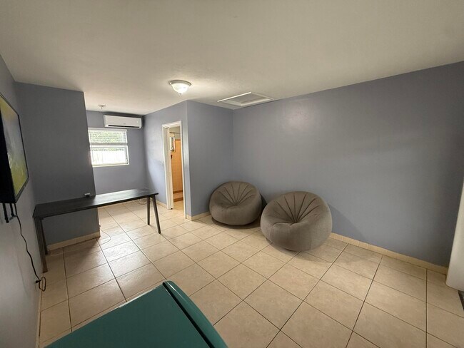 Building Photo - 1210 S M St