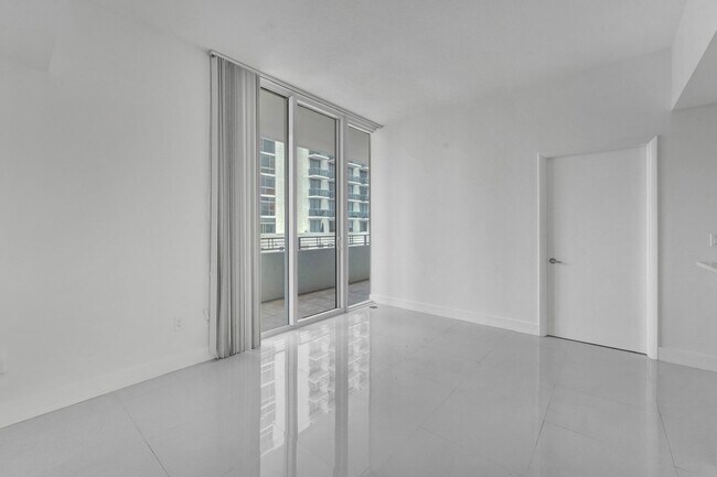 Building Photo - 1 bedroom and 1 bath condo located east side of Biscayne Blvd Miami Florida
