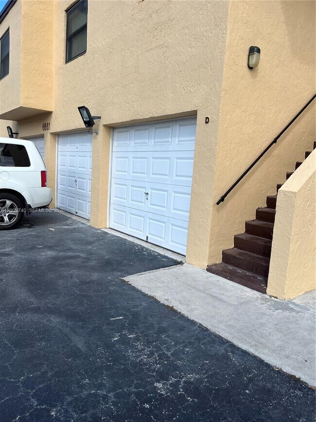 Building Photo - 6661 SW 137th Ct