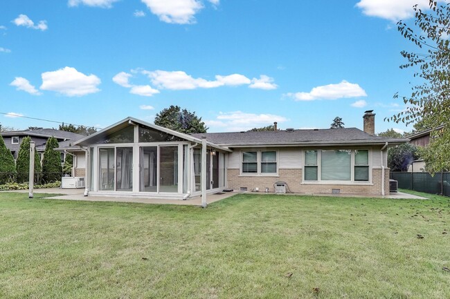 Building Photo - 933 Garden Ln