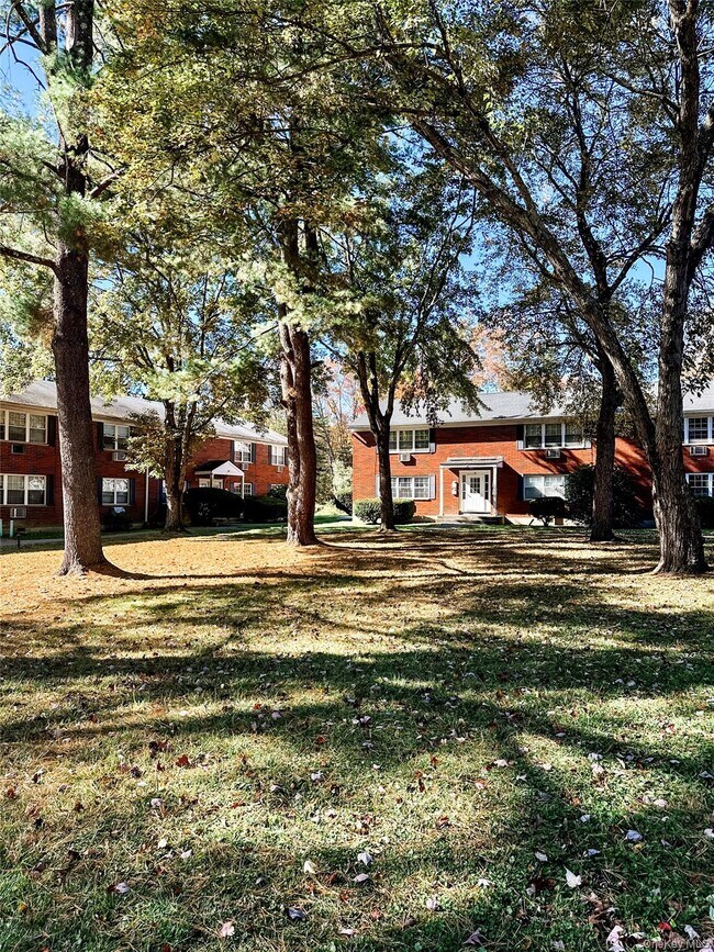 Building Photo - 5 Wildwood Dr