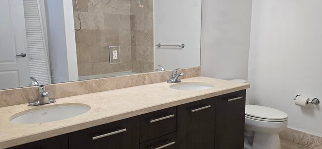 Building Photo - 410 Evernia St