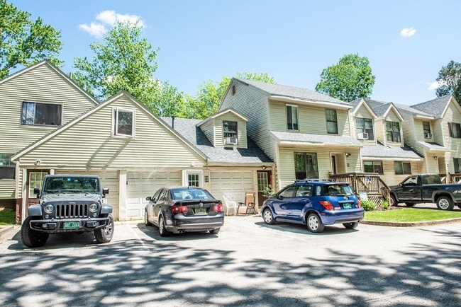 Building Photo - 3bed/3bath Renovated Townhome with Garage (Heat Included)