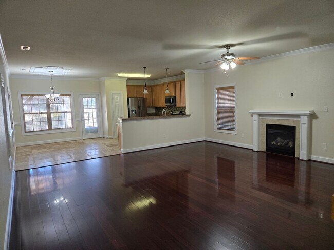 Building Photo - Lovely 3 Bedroom house near Town Center