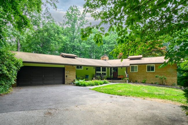 Building Photo - 5475 Green Bridge Rd