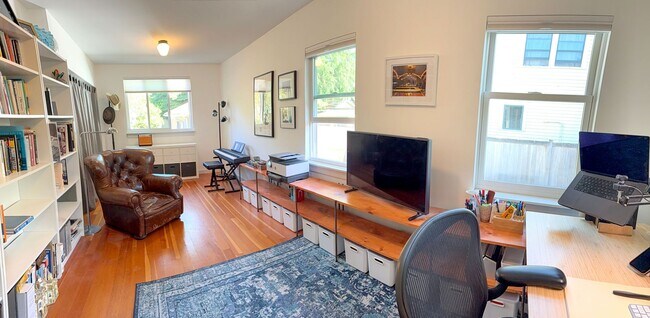 Building Photo - Updated 4-Bedroom Home in the Heart of Loy...
