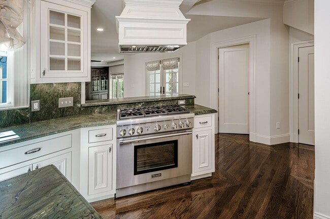 Building Photo - 719 W Poplar Ave