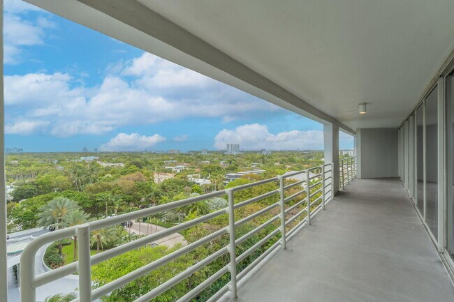 Building Photo - 2025 Brickell Ave