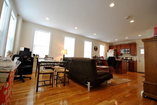 Building Photo - 2 Larose Pl