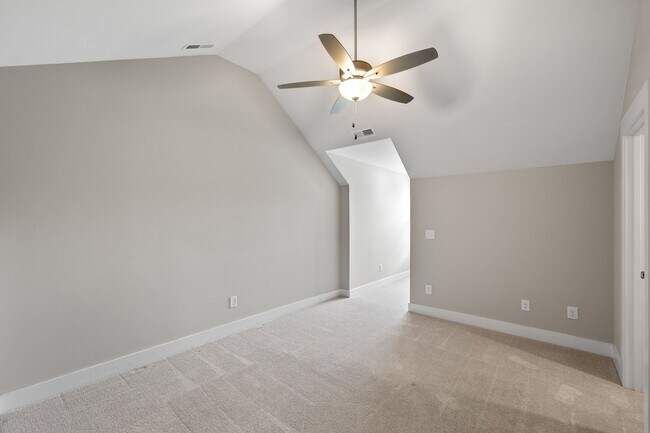 Building Photo - **Luxury 4/4 with Fenced in Yard**