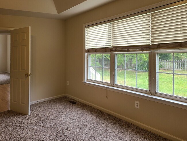 Building Photo - Hampton Oaks 4 BR Colonial with 1st Floor ...