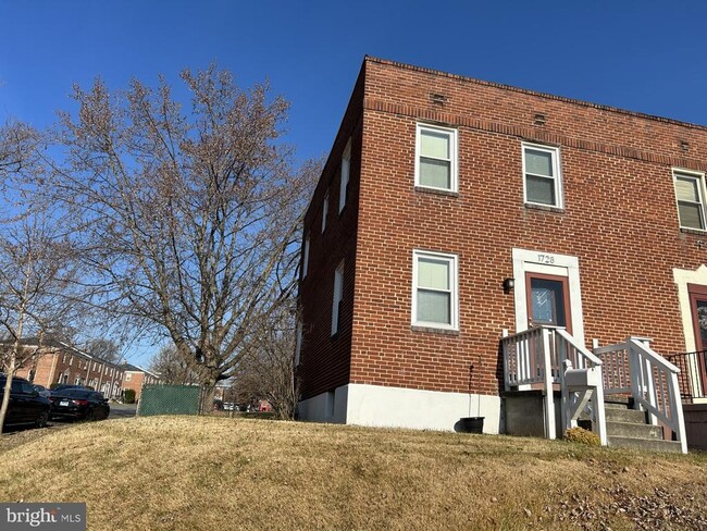 Building Photo - 1728 Redwood Ave