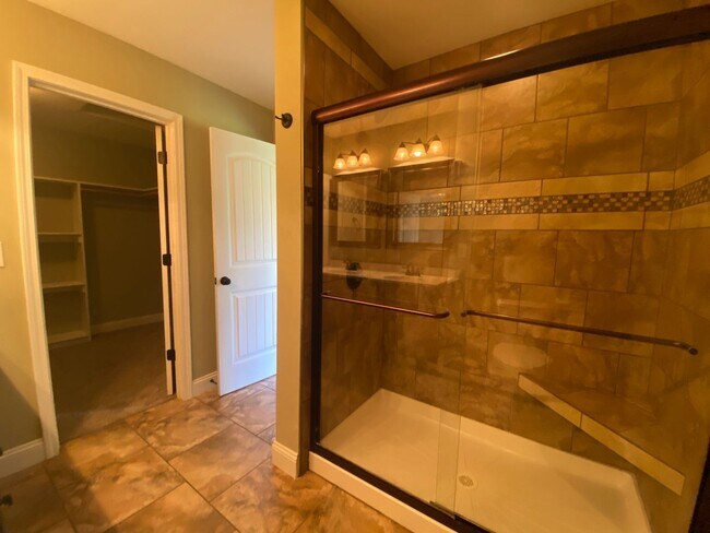 Building Photo - 3 bedroom, 3 bathroom home located in Brus...