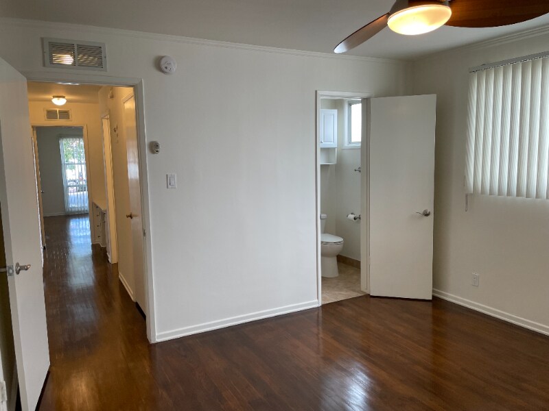 Building Photo - 1122 S Clark Dr