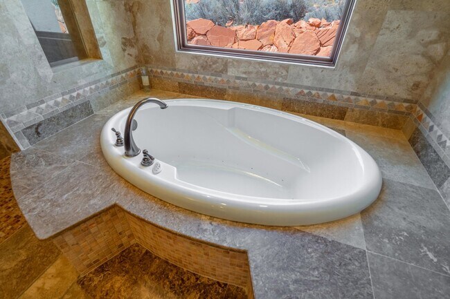 Building Photo - Exquisite Custom Home in Prestigious Commu...