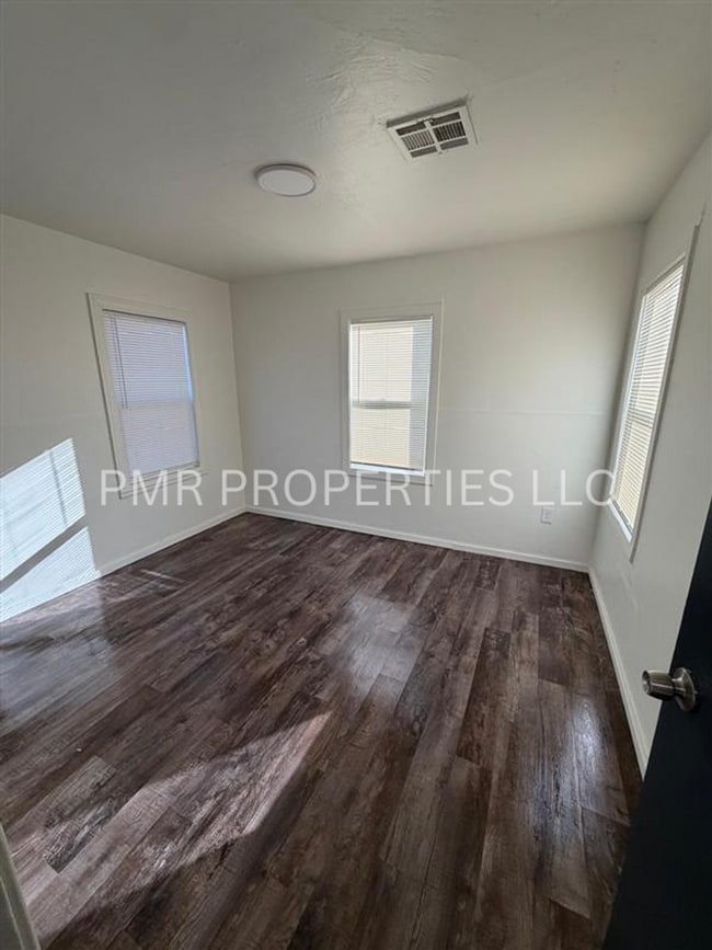 Building Photo - 2 Bedroom /1 Bathroom- House