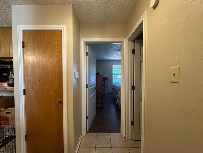 Building Photo - 2108/2110 Stoneridge  SERIES 1