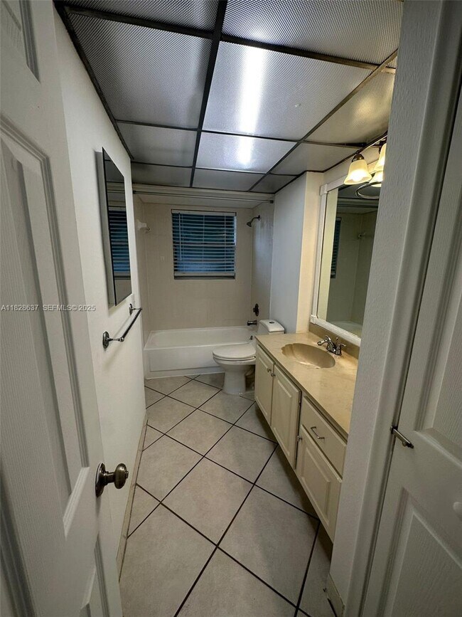 Building Photo - 1638 Embassy Dr