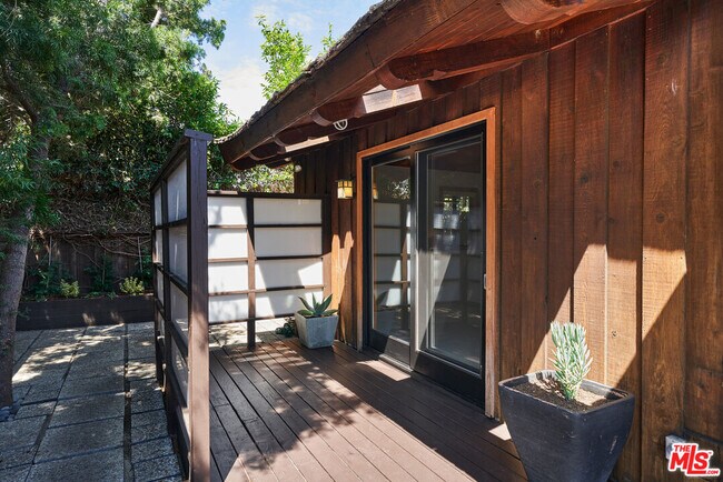 Building Photo - 201 S Larchmont Blvd