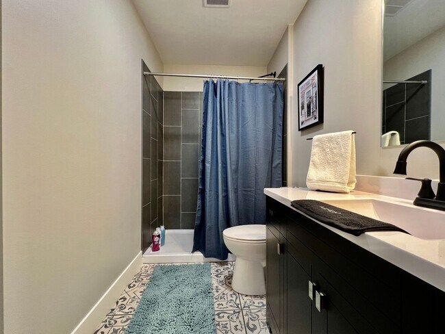 Building Photo - Quaint 4 Bedroom furnished Ranch Home in Mason Ohio