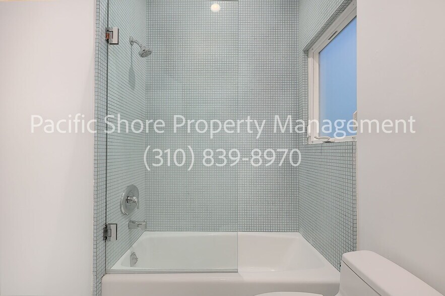 Building Photo - 545 1/2 Rose Ave