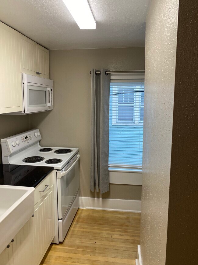 Kitchen - 419 NW 16th St