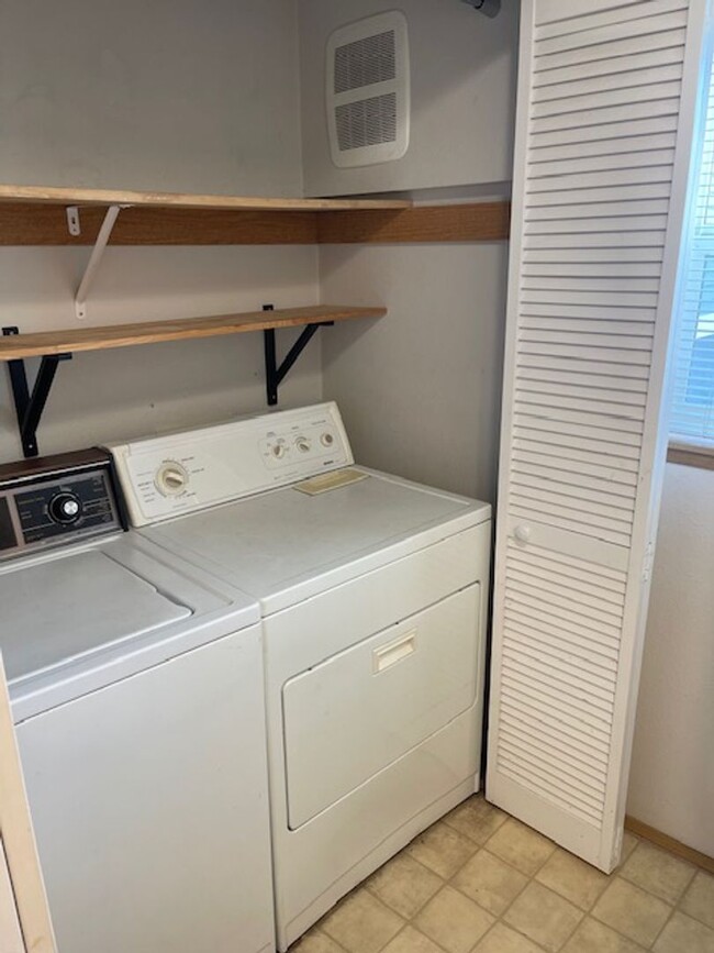 Building Photo - Charming and Spacious 3-Bedroom Townhome w...