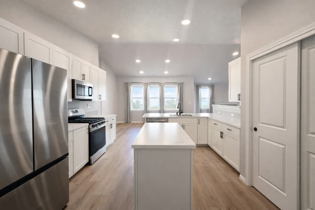 Building Photo - SOUTHRIDGE HOME! Modern Comfort Meets Everyday Convenience!