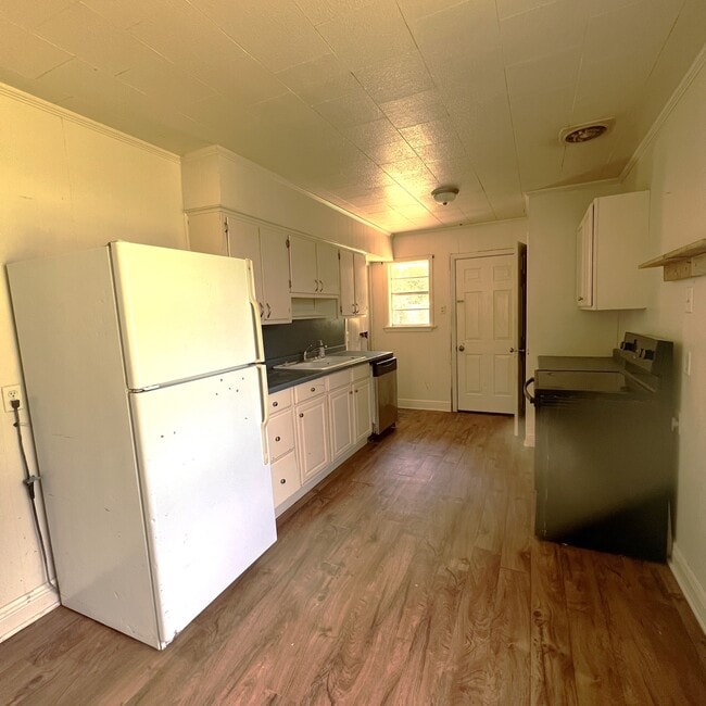 Building Photo - 1128 Westwood Dr
