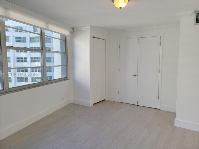 Building Photo - 999 Brickell Bay Dr