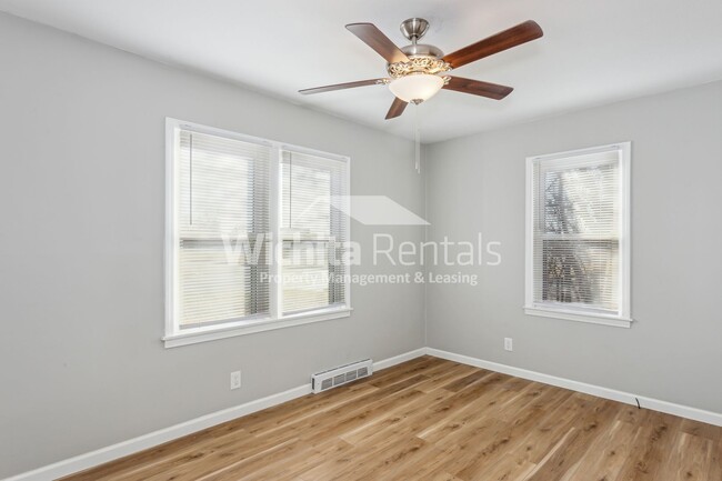 Building Photo - Fully renovated 2 bedroom, 1 bathroom, wit...