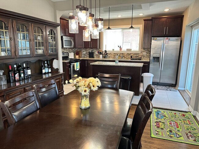 Building Photo - 9520 S Ridgeway Ave