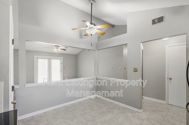 Building Photo - 3352 Featherston Dr