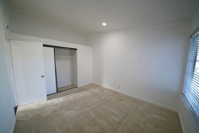 Building Photo - 27767 Crookshank Dr