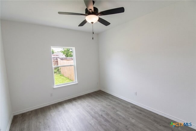 Building Photo - 921 Ashwood Dr